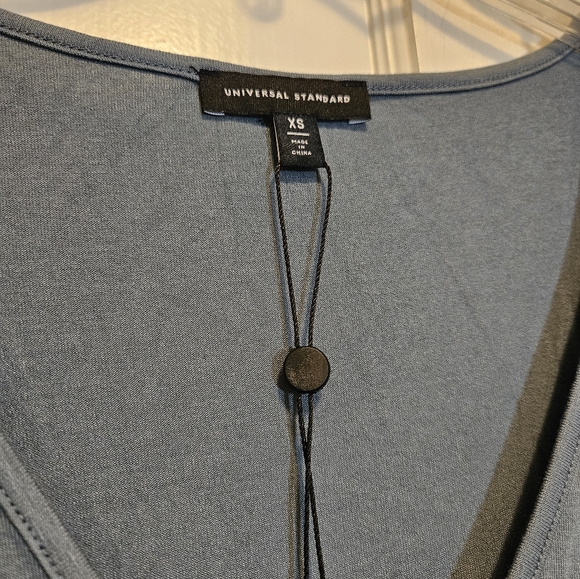 NWT Universal Standard Genevette goblin-blue v-neck top - Picture 2 of 11